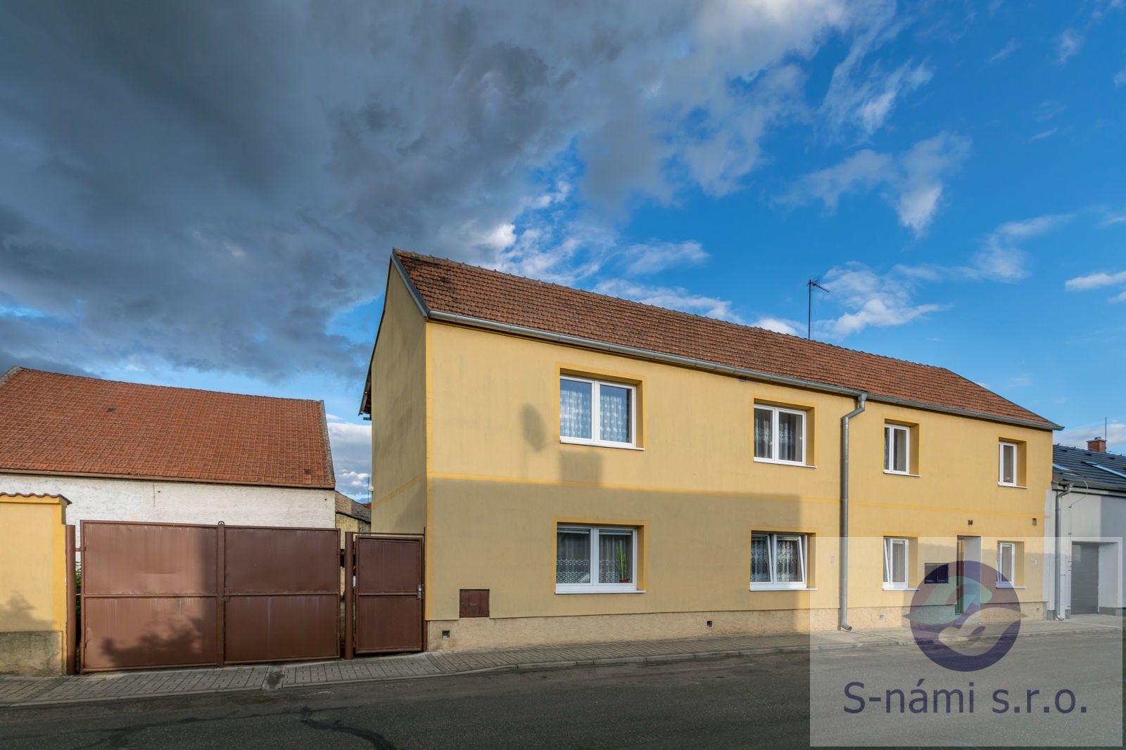Prodej rodinný dům - K Přívozu, Dobříň, 320 m²