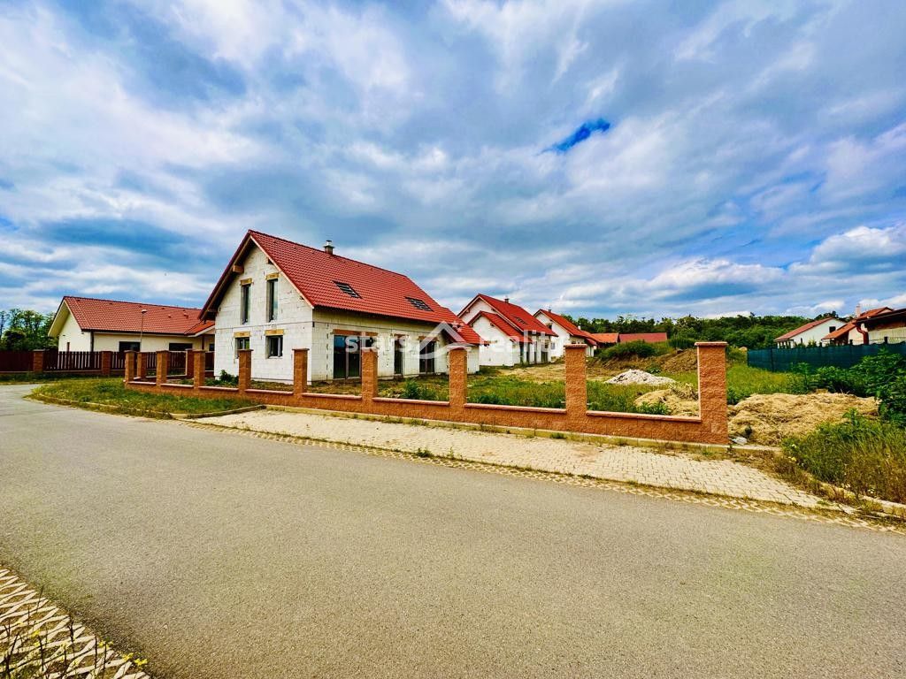 Prodej dům - Akátová, Veltrusy, 179 m²