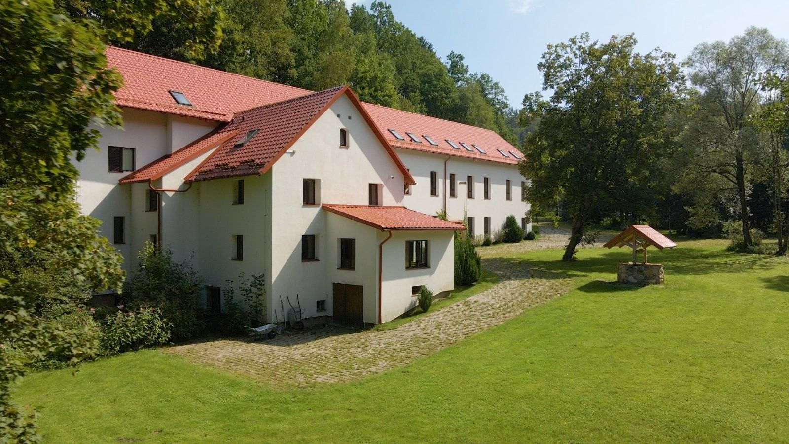 Ubytovací zařízení, Benešov nad Černou, 1 917 m²