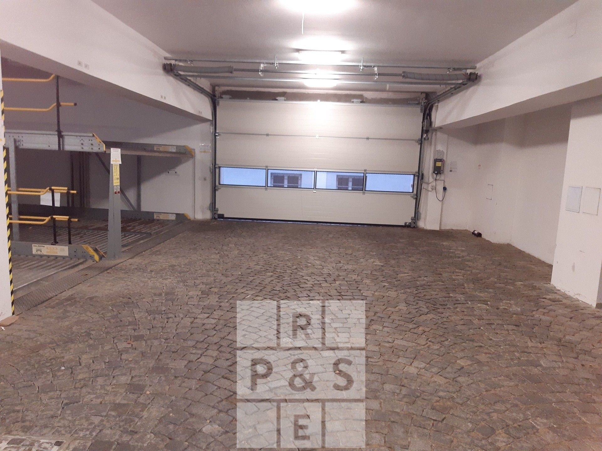 Pronájem garáž - Vlašská, Praha, 15 m²