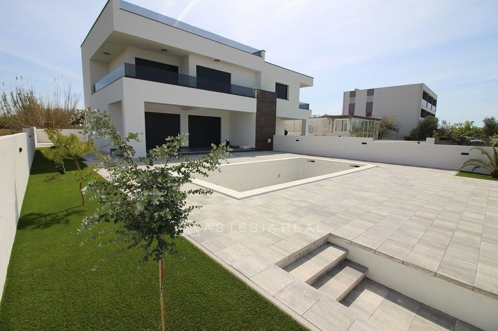 Prodej dům - Zahraničí, 987 66, 277 m²