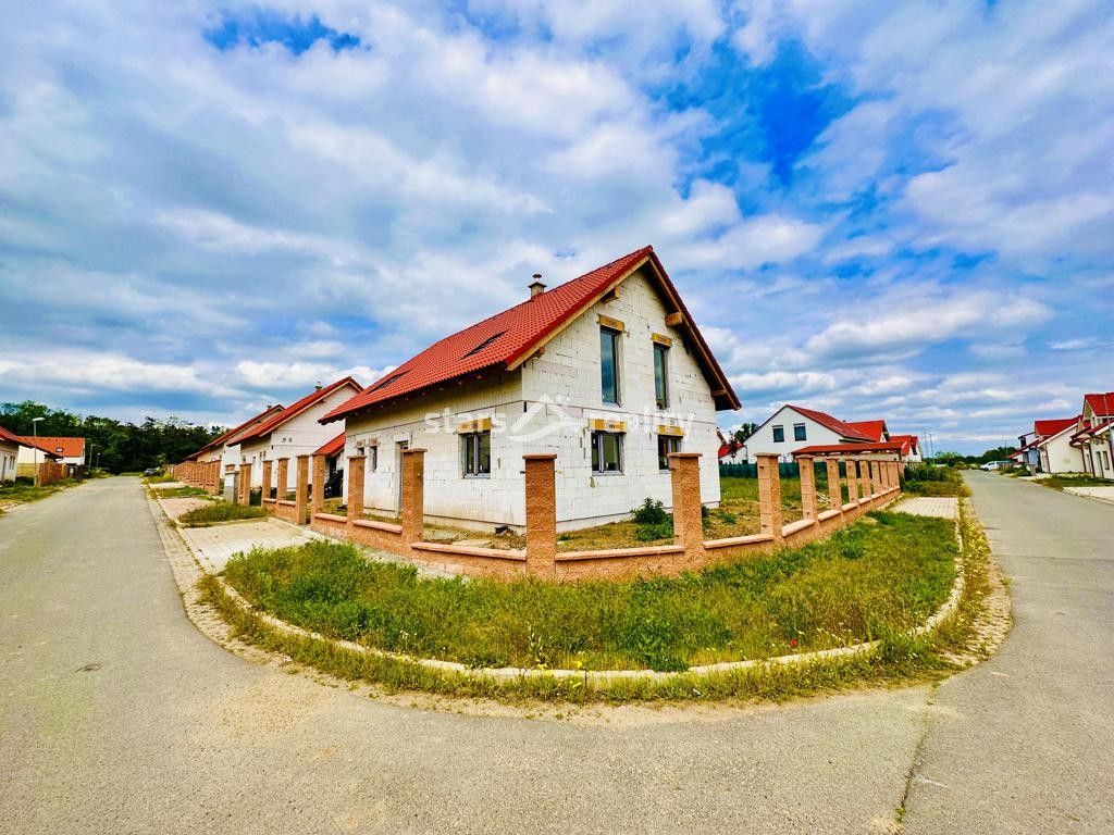 Prodej dům - Akátová, Veltrusy, 179 m²