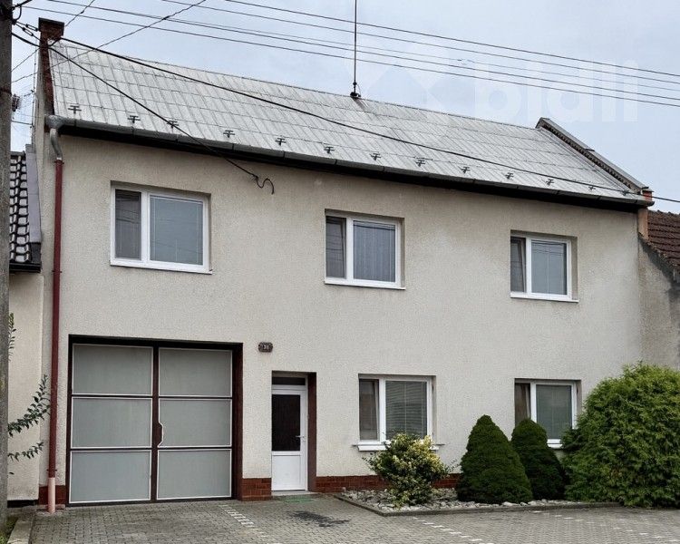 Rodinné domy, Bánov, 326 m²