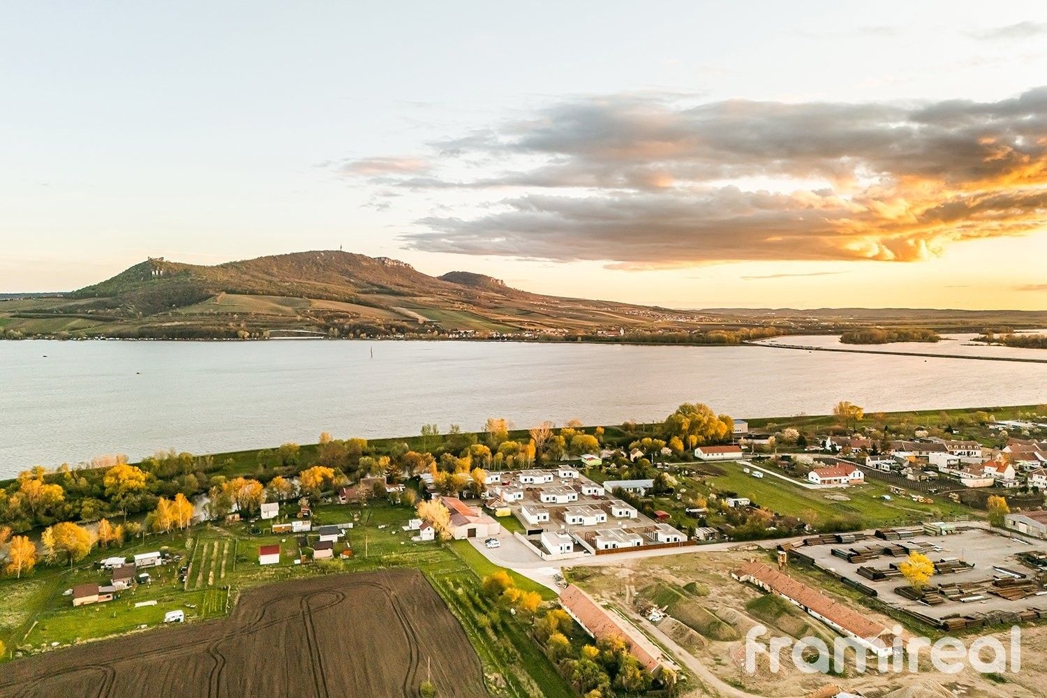 Komerční pozemky, Strachotín