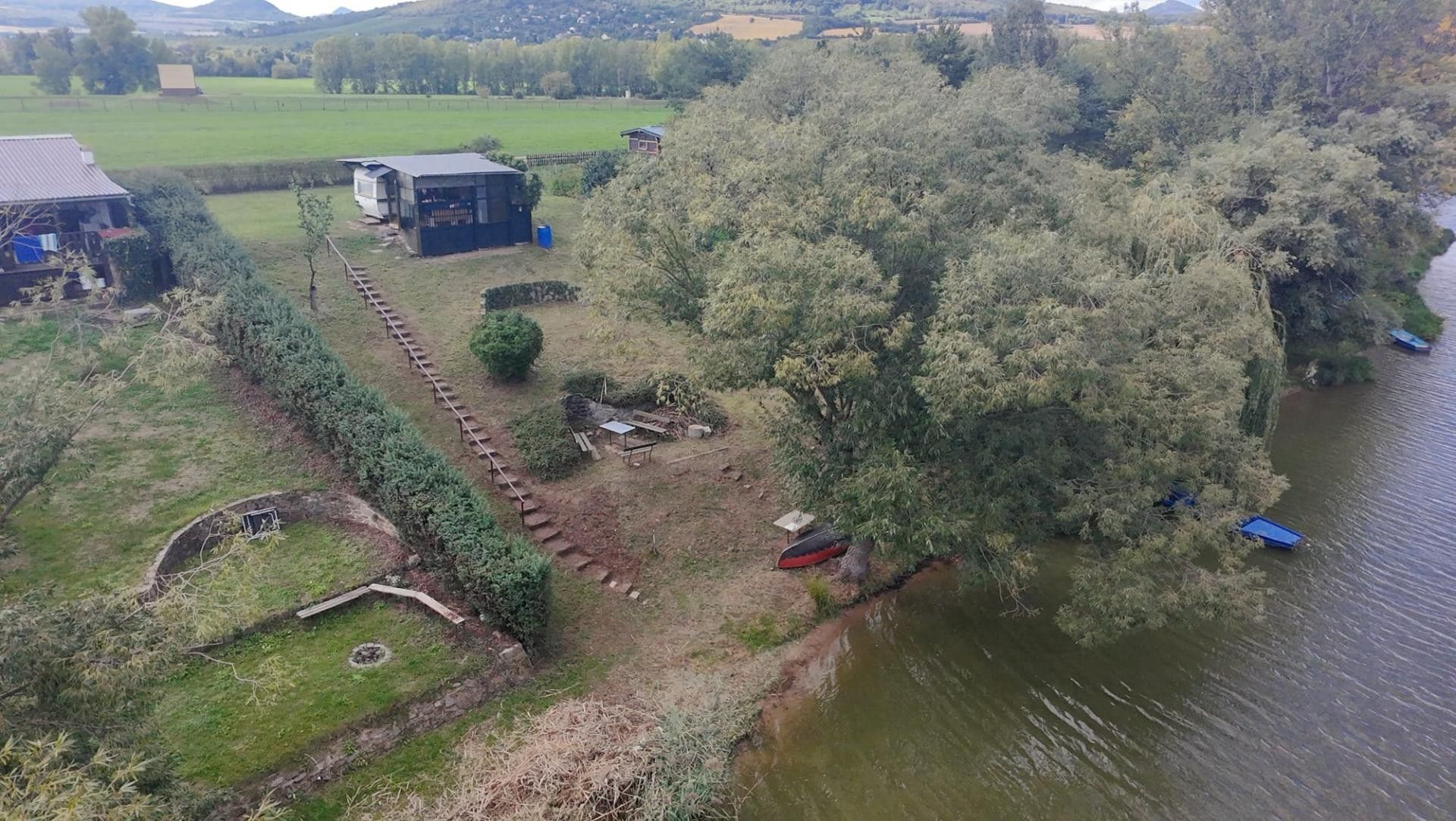 Zahrady, Píšťany, 316 m² - 1