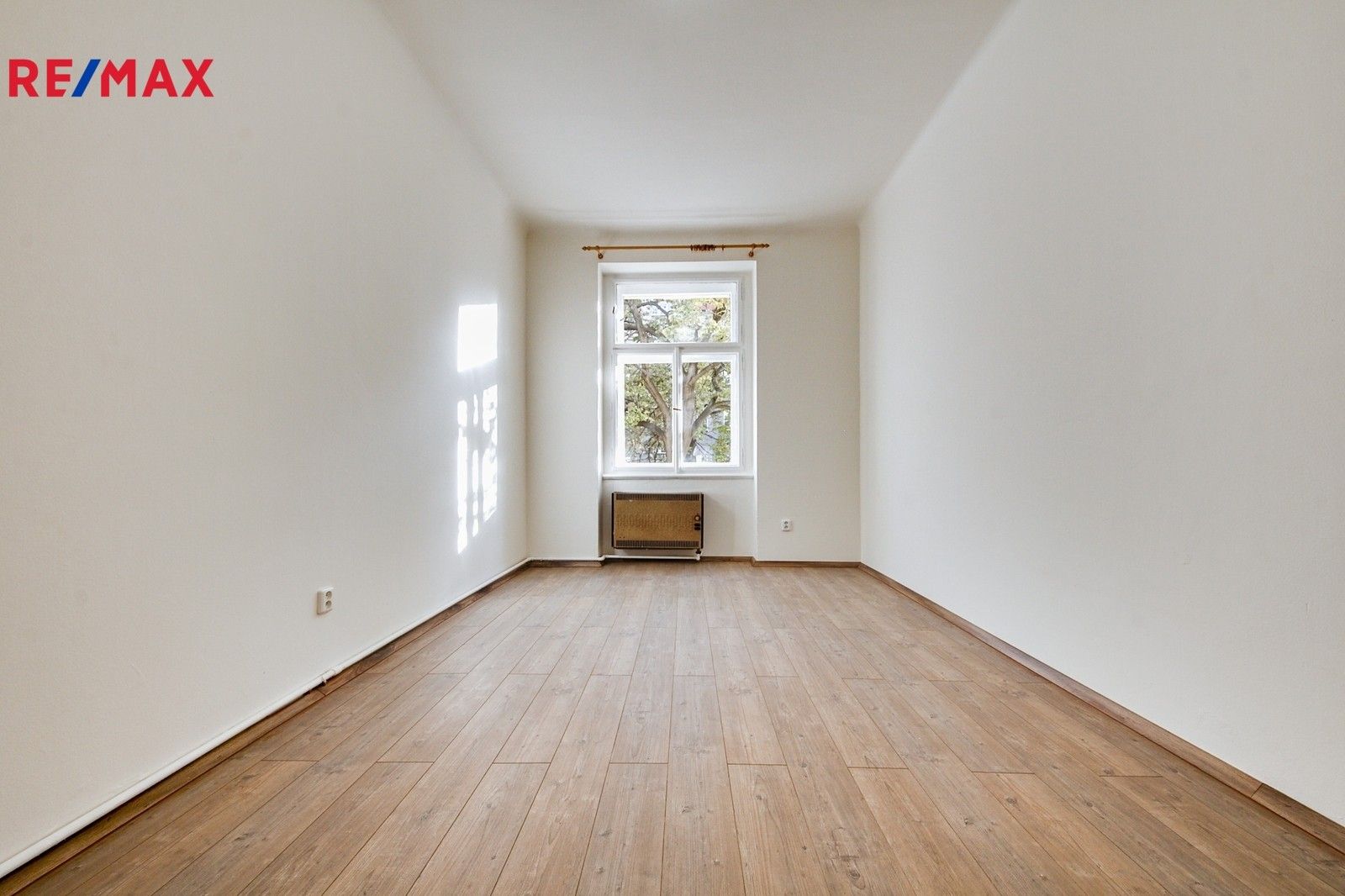 Pronájem byt 2+kk - 28. pluku, Praha, 42 m²