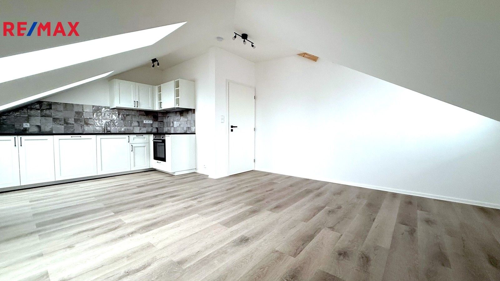 4+kk, Slatiňanská 927, Praha, 117 m²