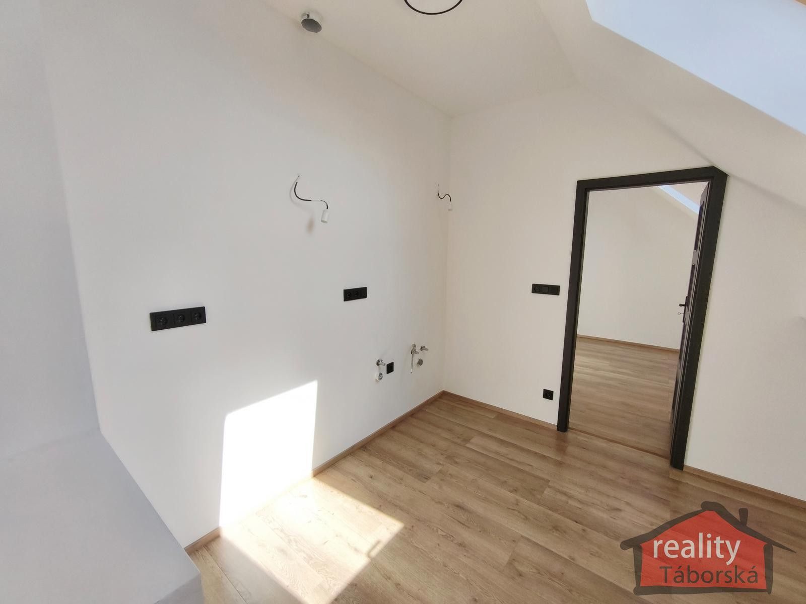 Prodej byt 2+kk - Nupacká, Nupaky, 35 m²
