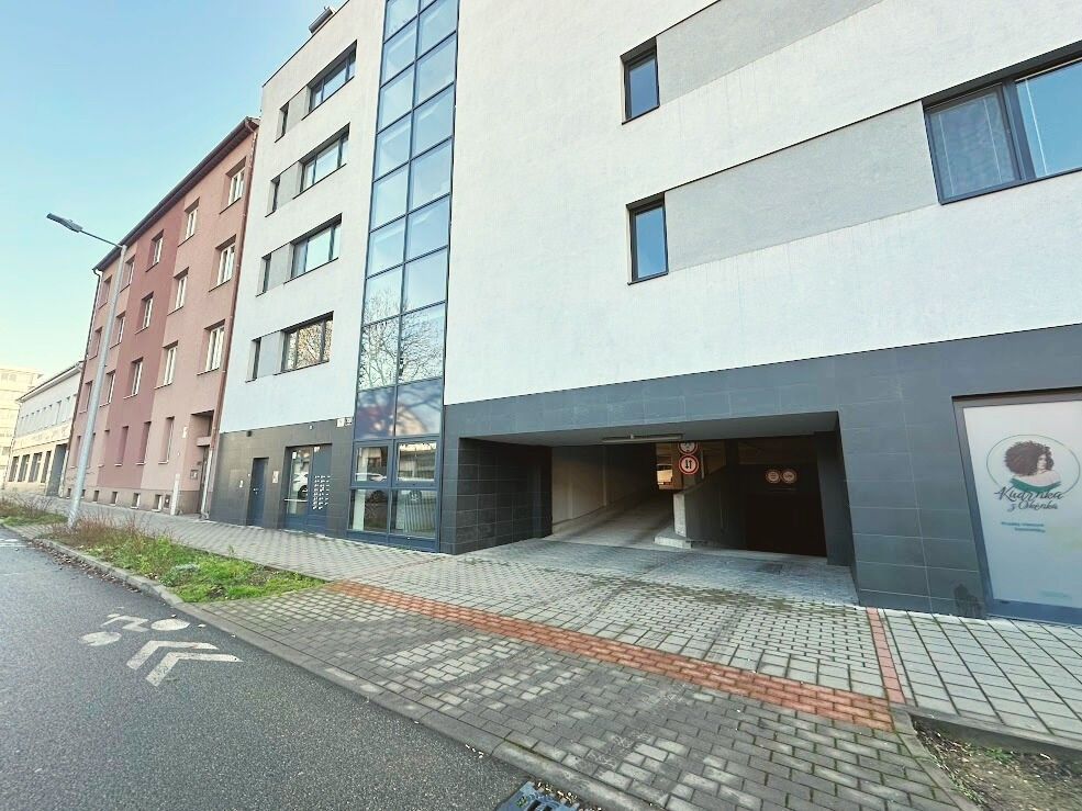 Garáže, Brno, 617 00