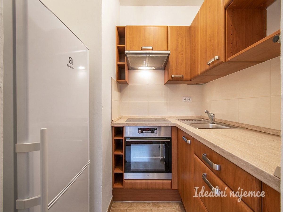 2+kk, Hlivická, Praha, 35 m²
