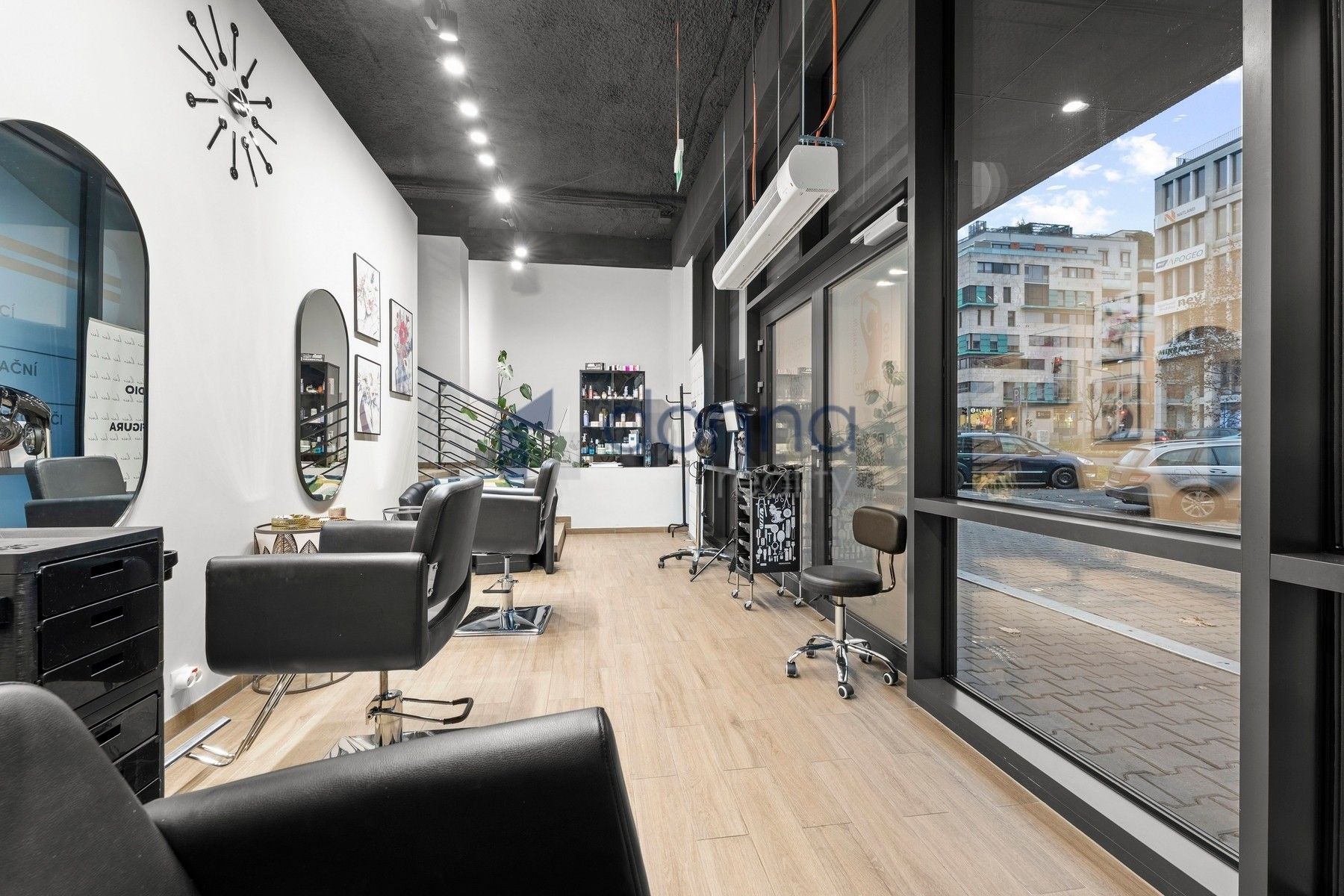 Pronájem obchodní prostory - Pobřežní, Praha, 179 m²