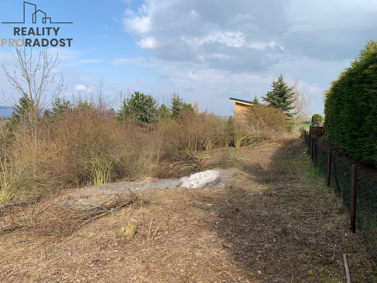 Louka · 585 m² · Chbany - 3