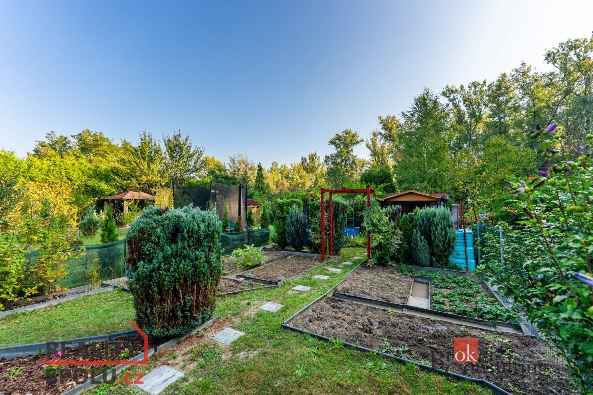 Zahrady, Rybitví, 185 m²