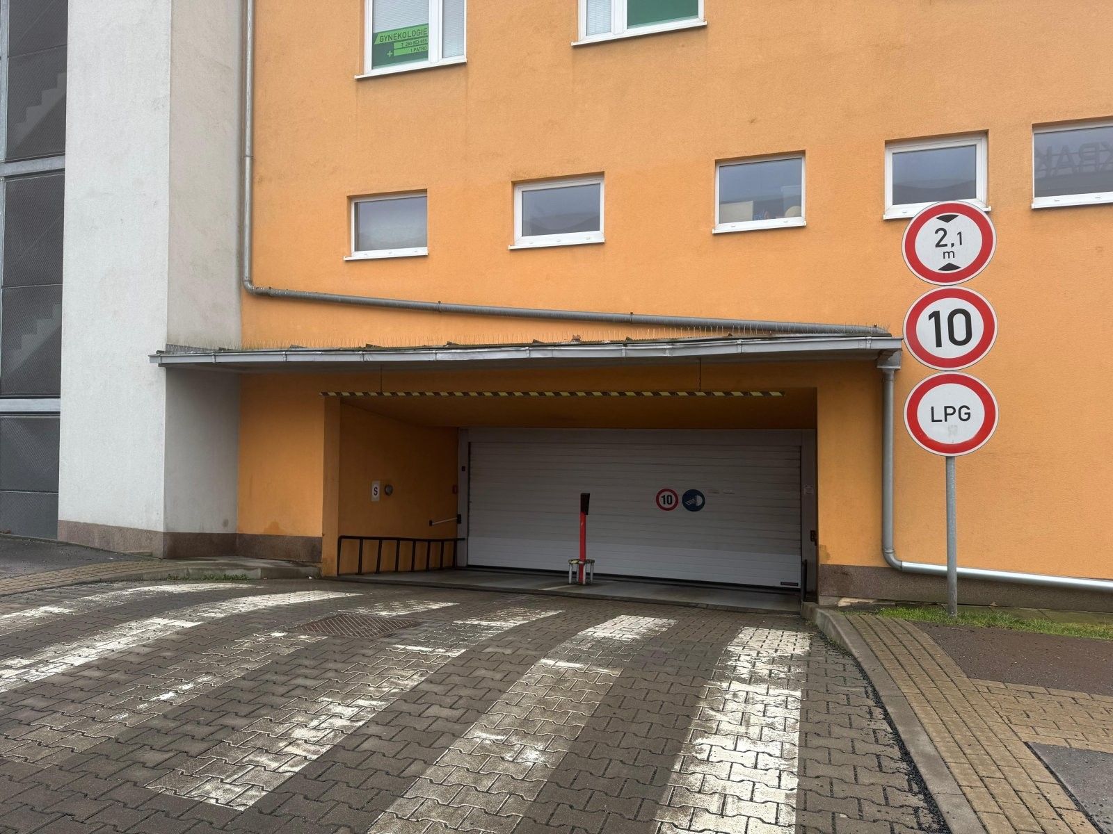 Pronájem ostatní - Hnězdenská 767, Praha, 20 m²