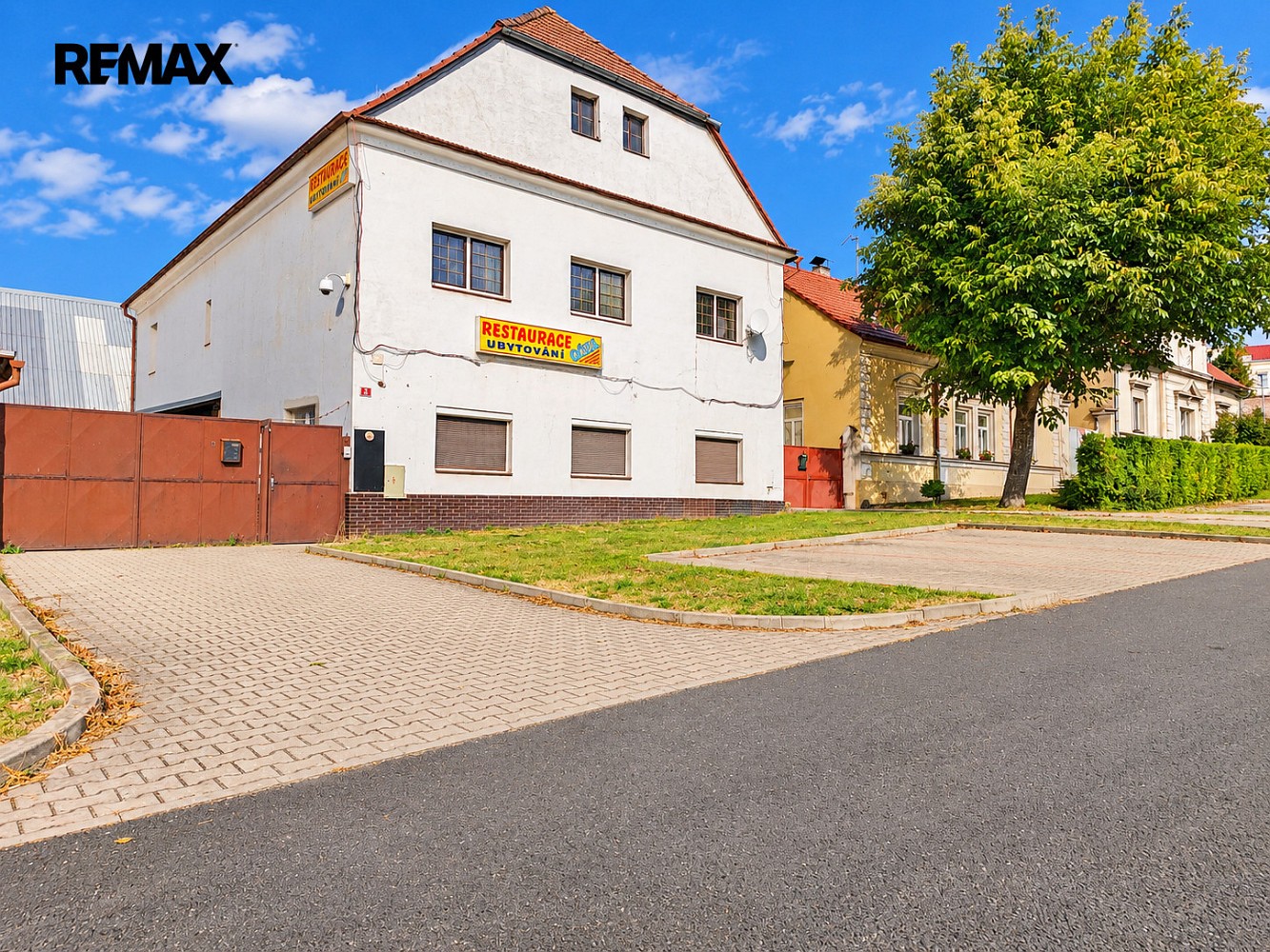 Restaurace, 400 m²