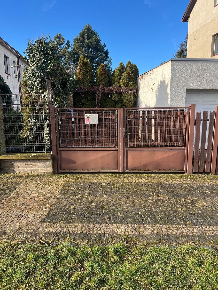 Garáže, Praha, 140 00