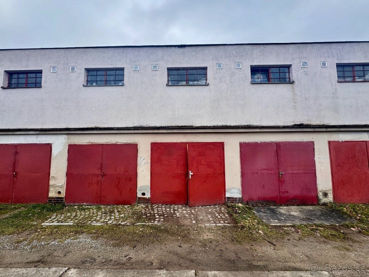 Garáže, Adamov, 679 04