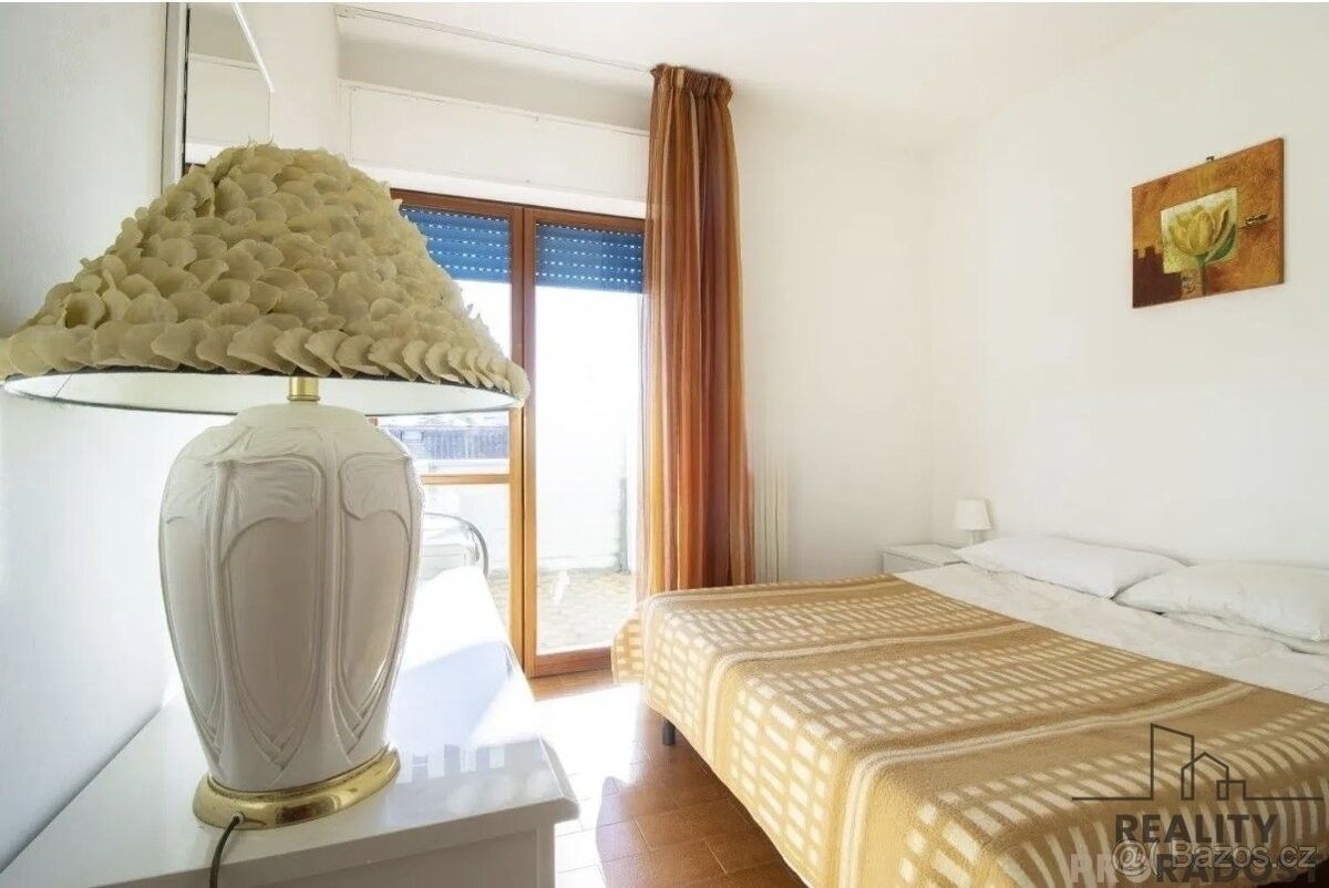 Byty, 987 66, Zahraničí