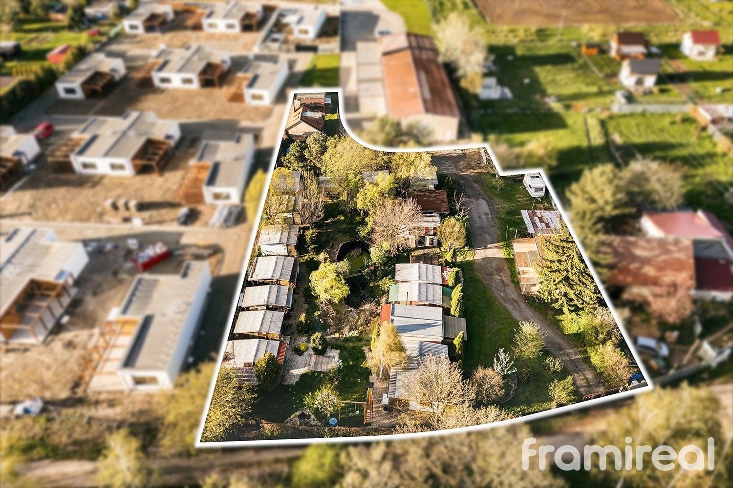 Prodej komerční pozemek - Strachotín