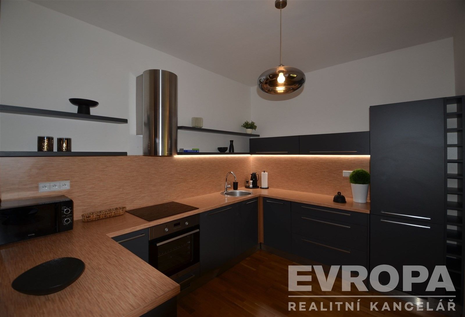 Pronájem byt 2+kk - Korunní, Praha, 82 m²