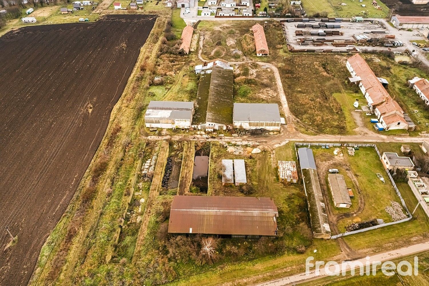 Prodej komerční pozemek - Strachotín