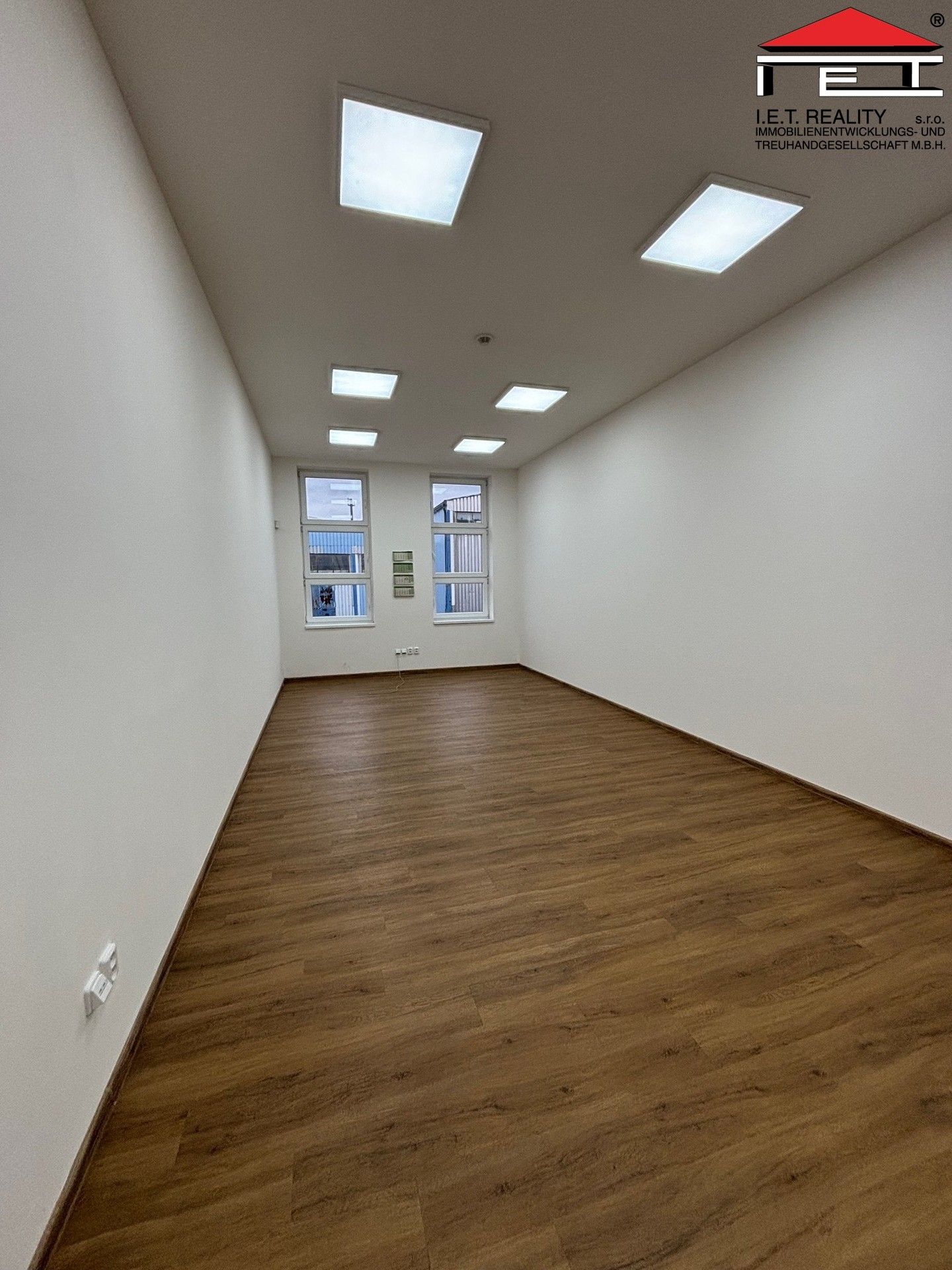 Pronájem kancelář - Sedliště, 402 m²
