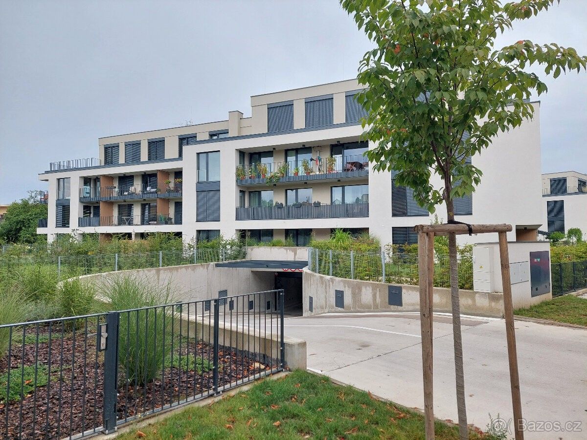 Garáže, Praha, 102 00