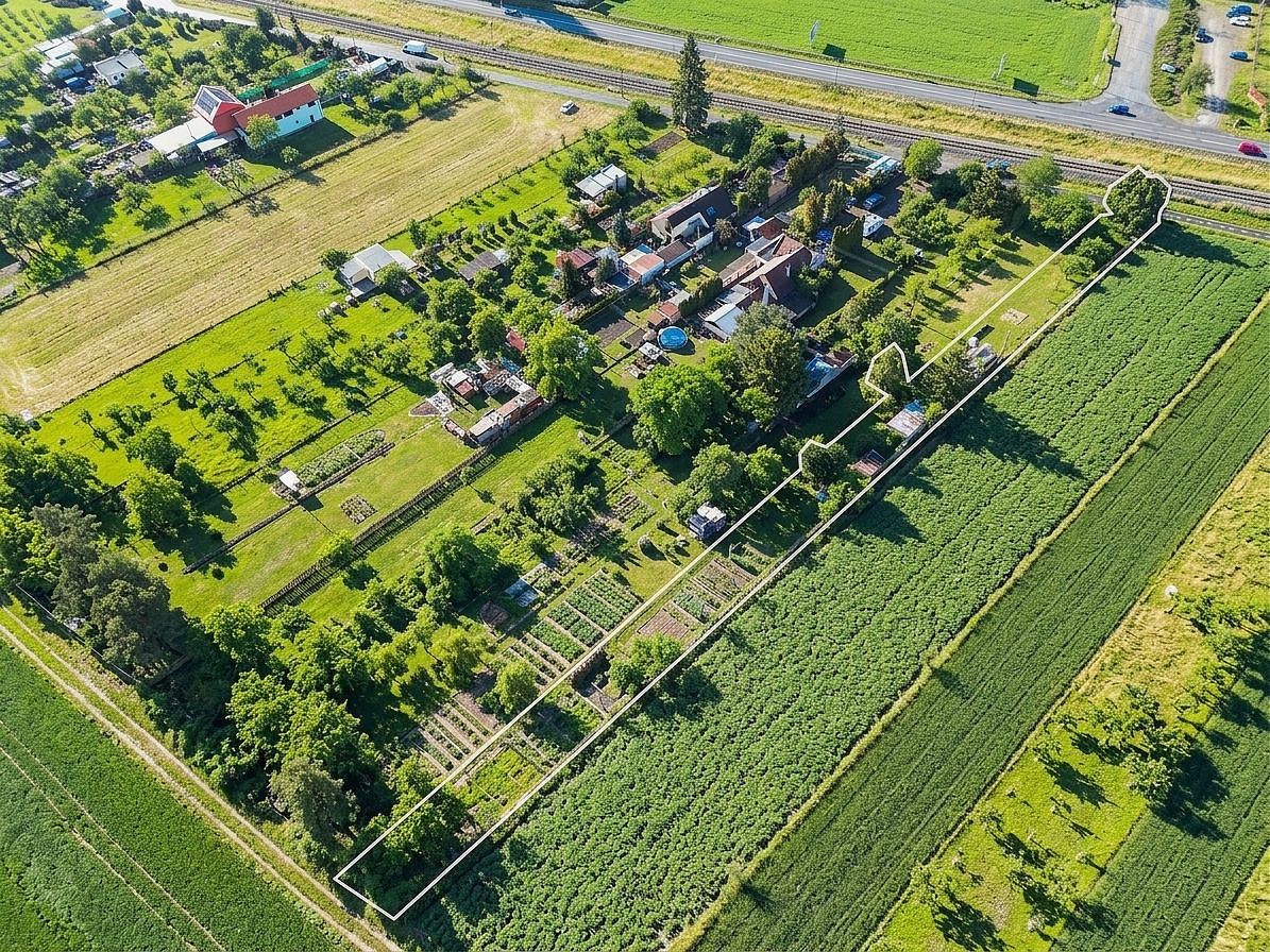 Komerční pozemek, 1 589 m²