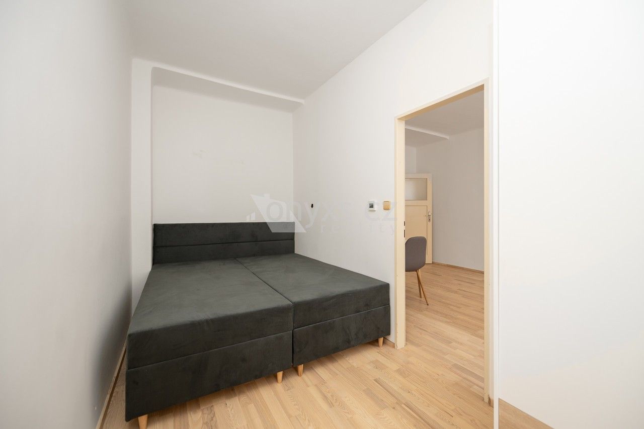 Byt 2+1 · 40 m² · U školičky, Praha - 4
