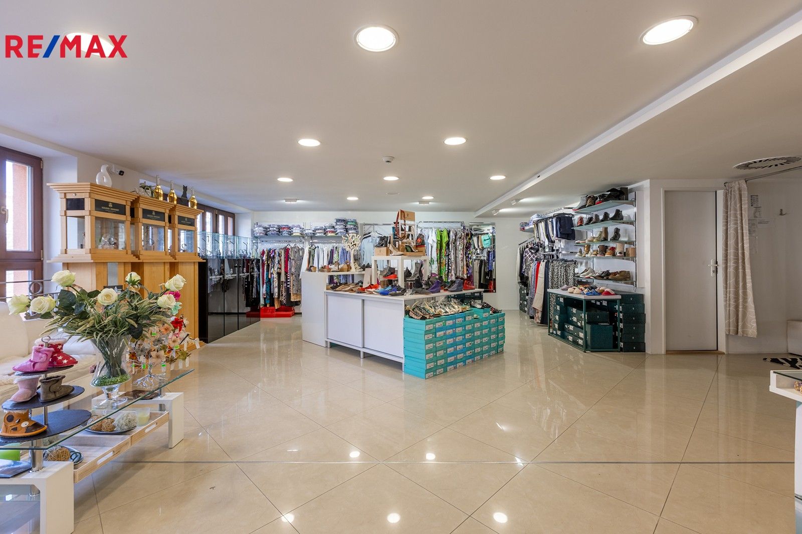 Obchodní prostory, Divadelní náměstí, Karlovy Vary, 115 m²