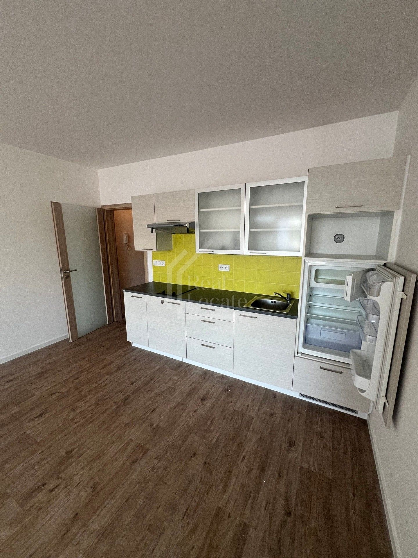 Pronájem byt 1+kk - Pod soutratím, Praha, 37 m²