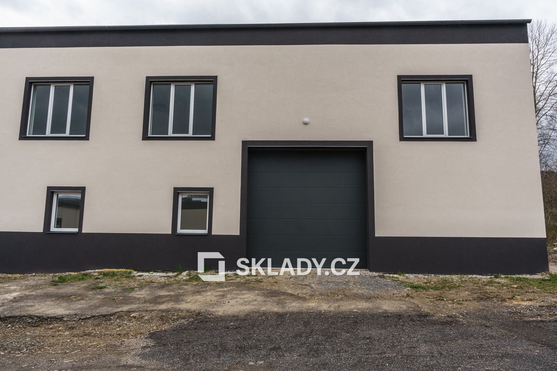 Sklady, Ostrov, 214 m²