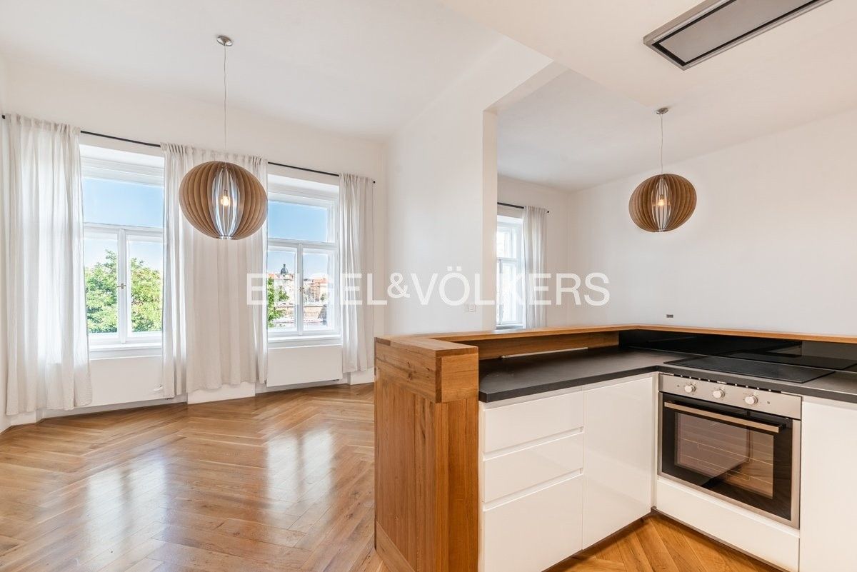 Pronájem byt 3+kk - Janáčkovo nábřeží, Praha, 106 m²