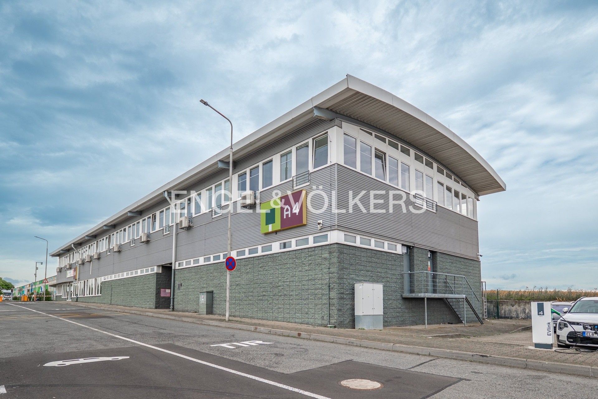 Sklad · 4 500 m² · U Zbrojnice, Kněževes - 3