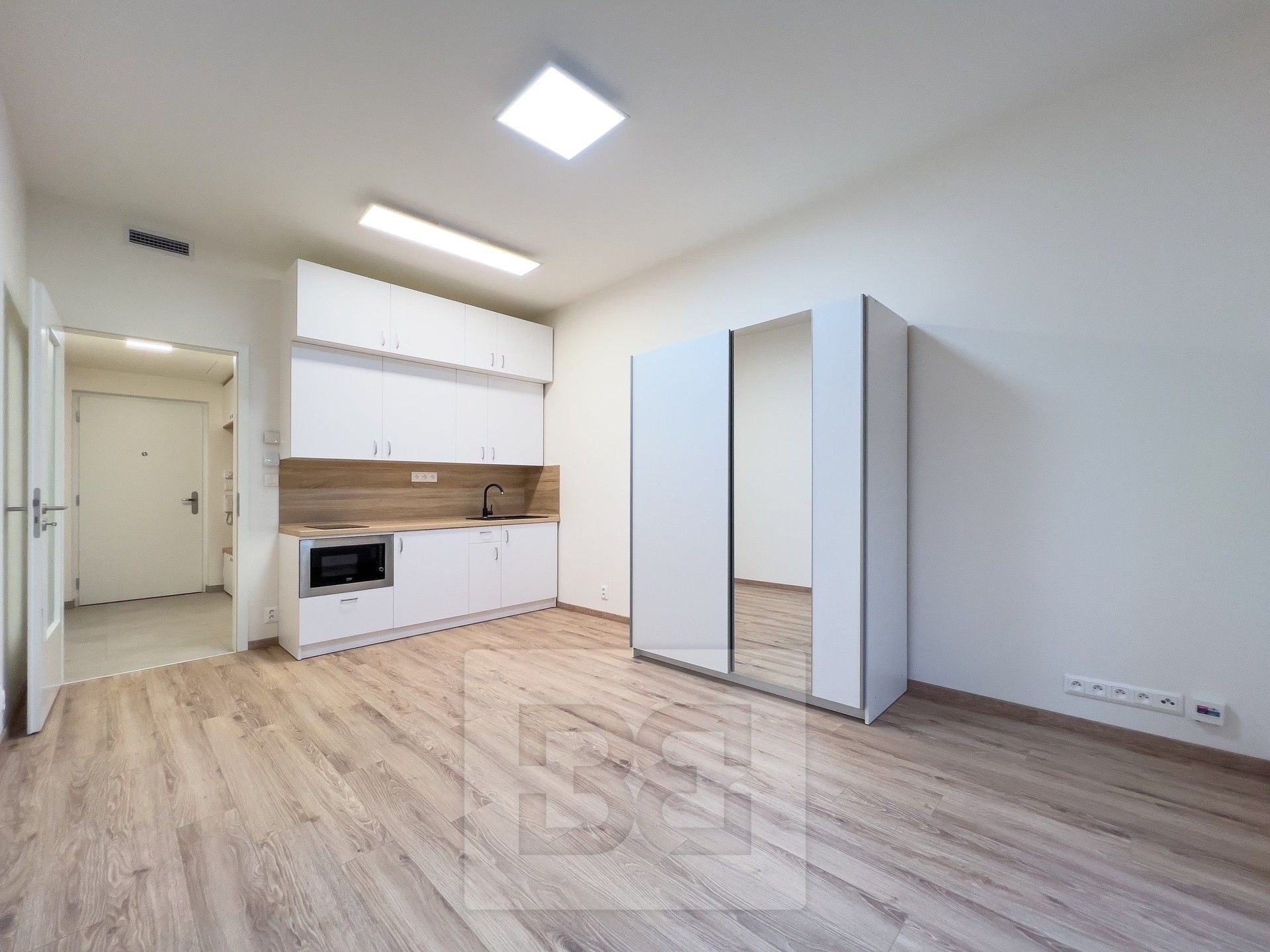 Pronájem byt 1+kk - Počernická, Praha, 27 m²