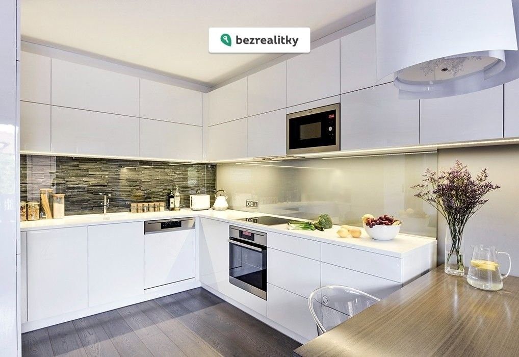 Prodej byt 2+kk - Hulanova, Praha, 52 m²