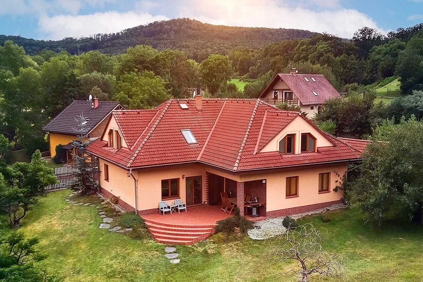 Rodinné domy, Okrouhlá, okres Česká Lípa, Liberecký kraj, 310 m² - 1