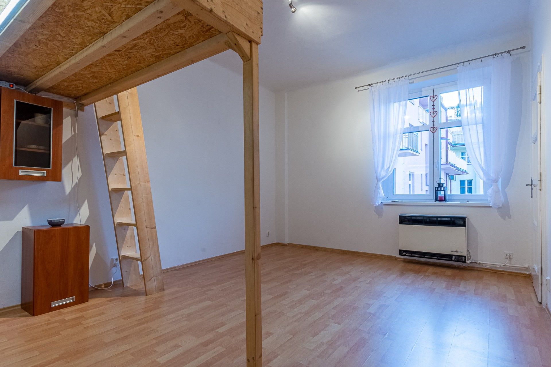Pronájem byt 1+kk - Sudoměřská, Praha, 28 m²