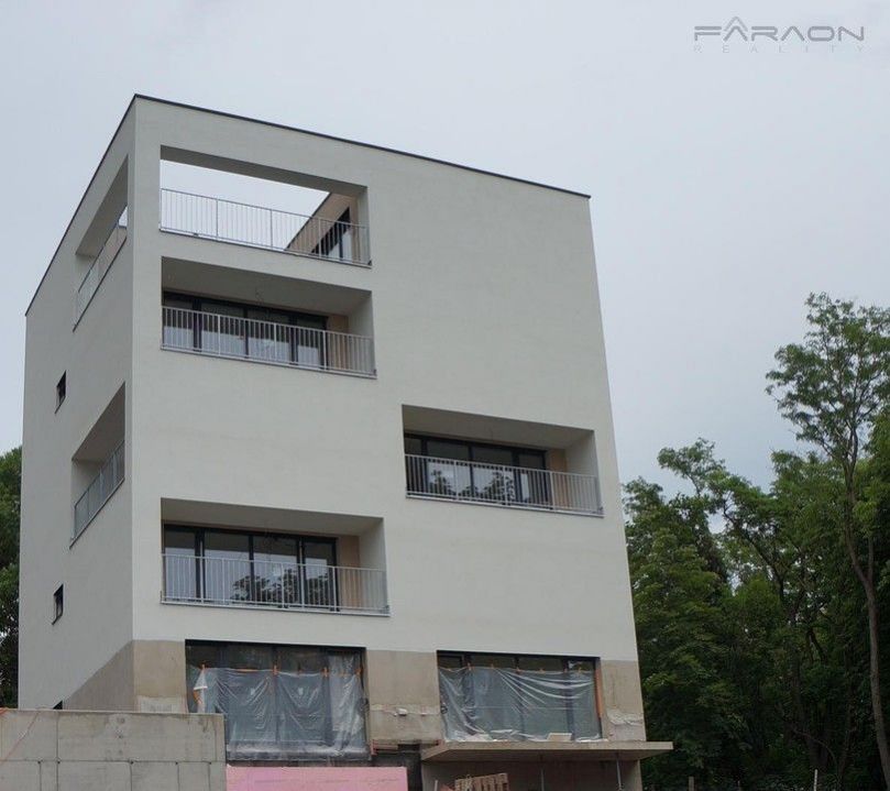 3+kk, Pod Krocínkou, Praha, 119 m²