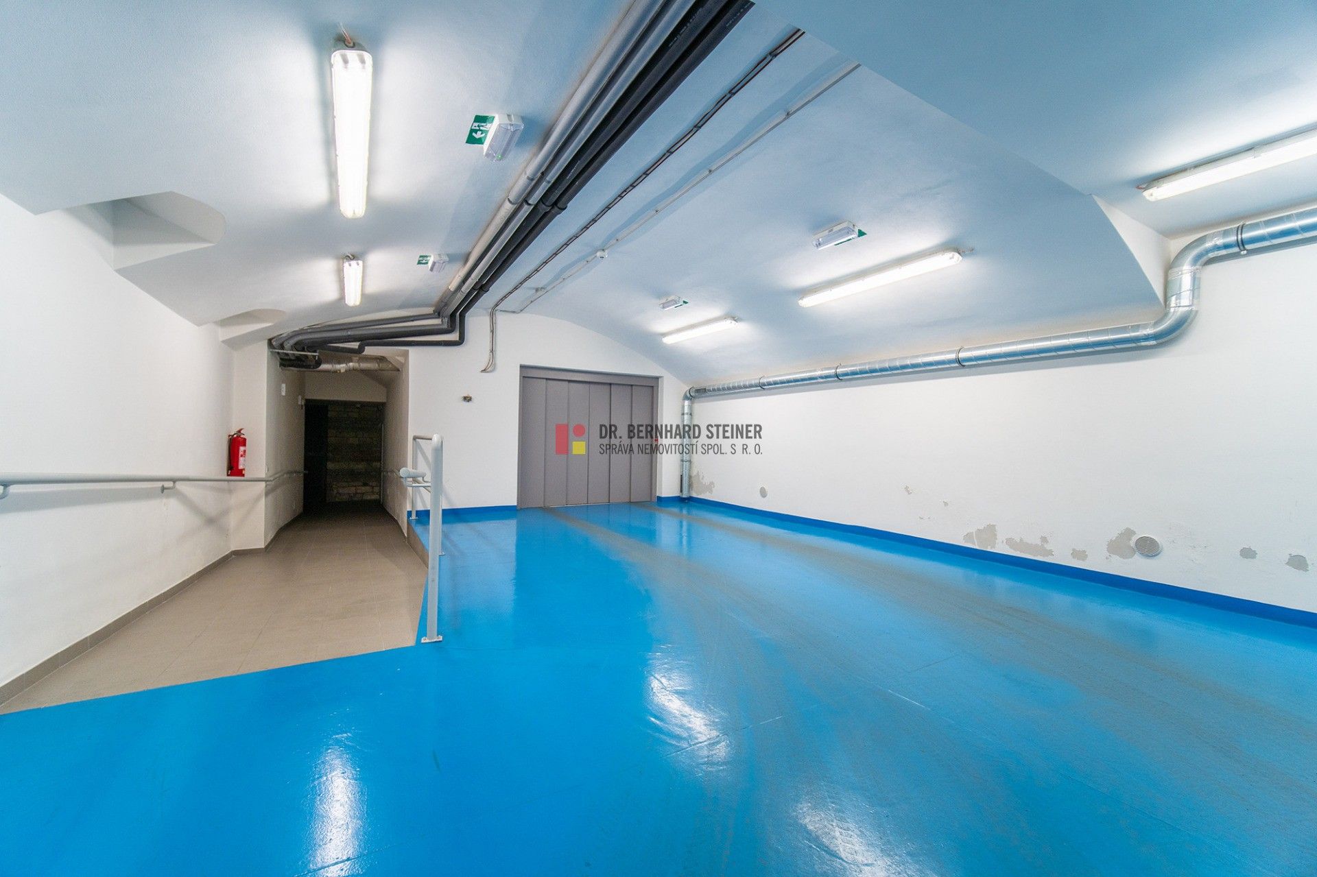 Pronájem garáž - Bolzanova, Praha, 14 m²