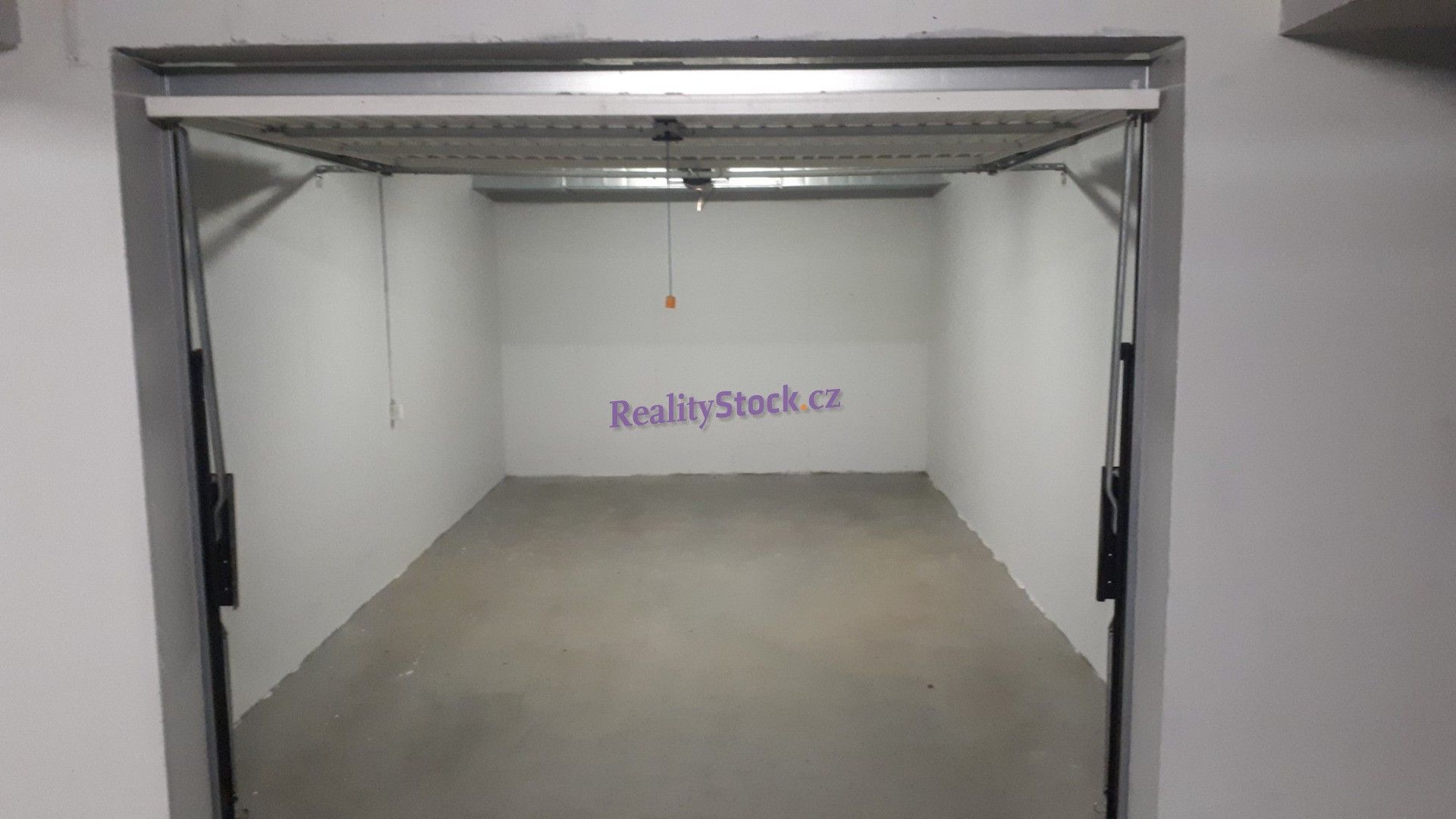 Pronájem garáž - Hoškova, Praha, 19 m²
