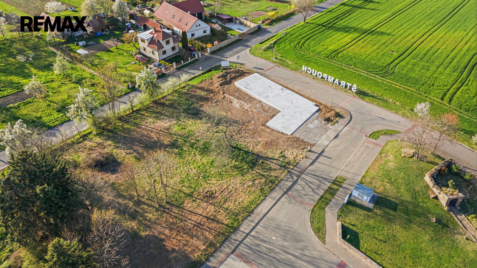 Pozemek pro bydlení · 1 019 m² · Žáky - 3