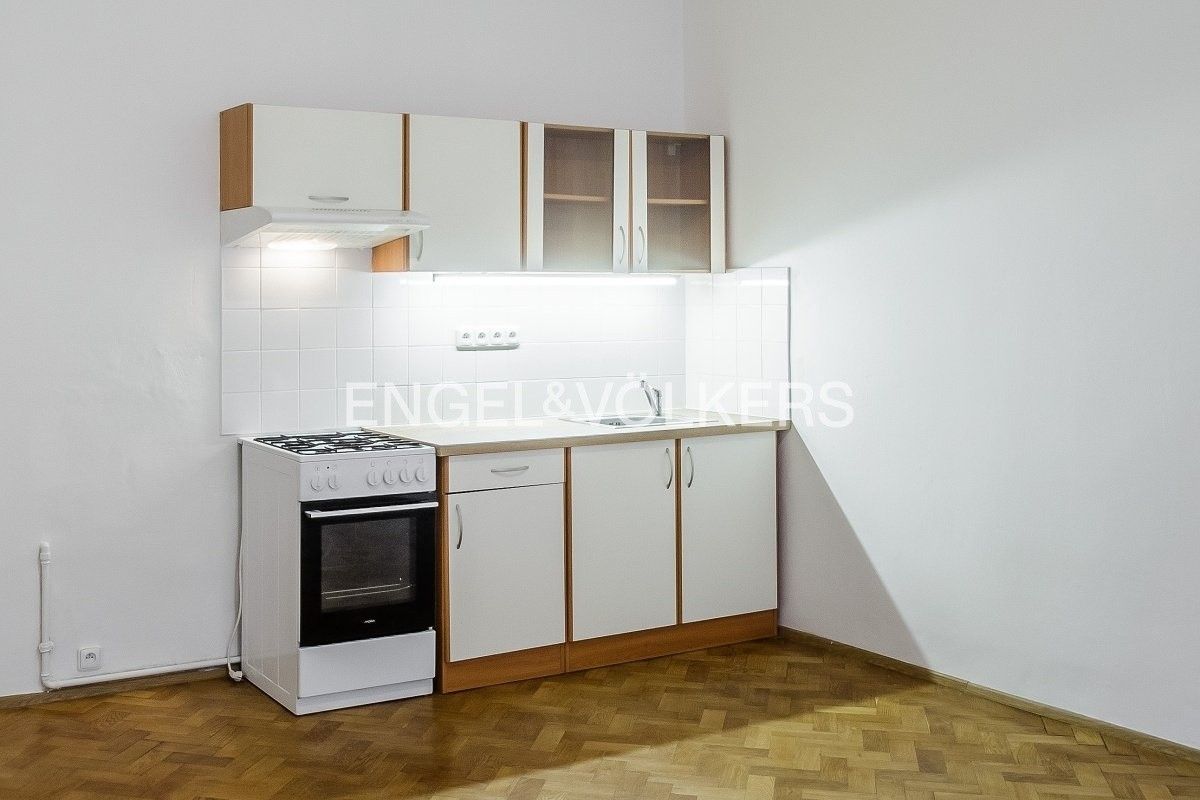 Pronájem byt 1+kk - Madridská, Praha, 35 m²