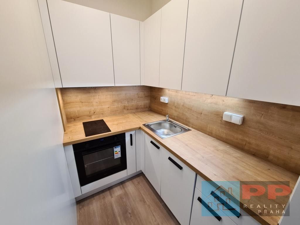 Pronájem byt 2+kk - Mozartova, Praha, 33 m²