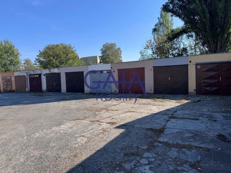 Garáže, Družstevní čtvrť, Hodonín, 20 m² - 1