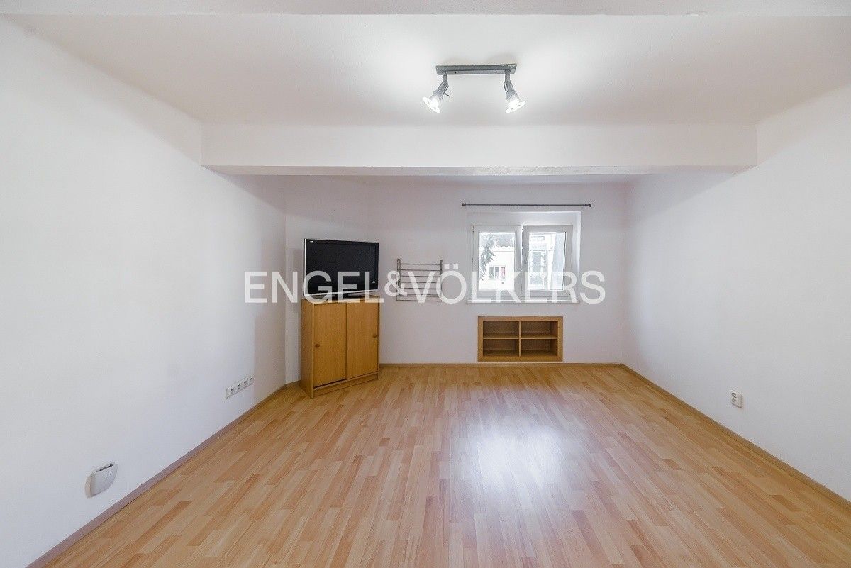 1+kk, Kotěrova 1588, Praha, 22 m²