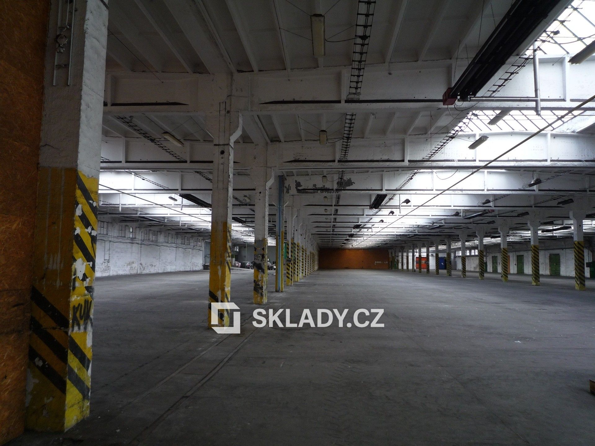 Sklady, Praha, 2 700 m² - 1