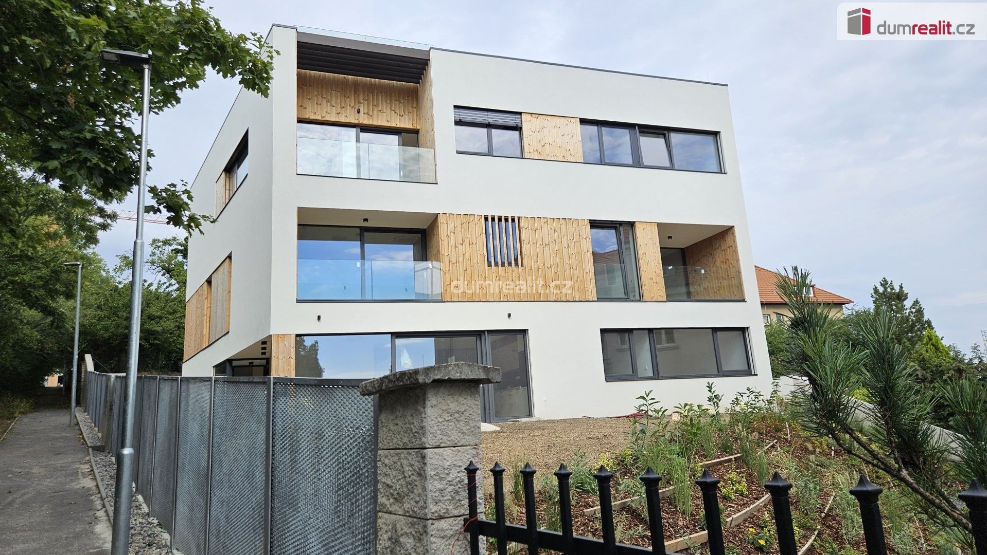 2+kk, Pod Homolkou, Praha, 70 m² - 1