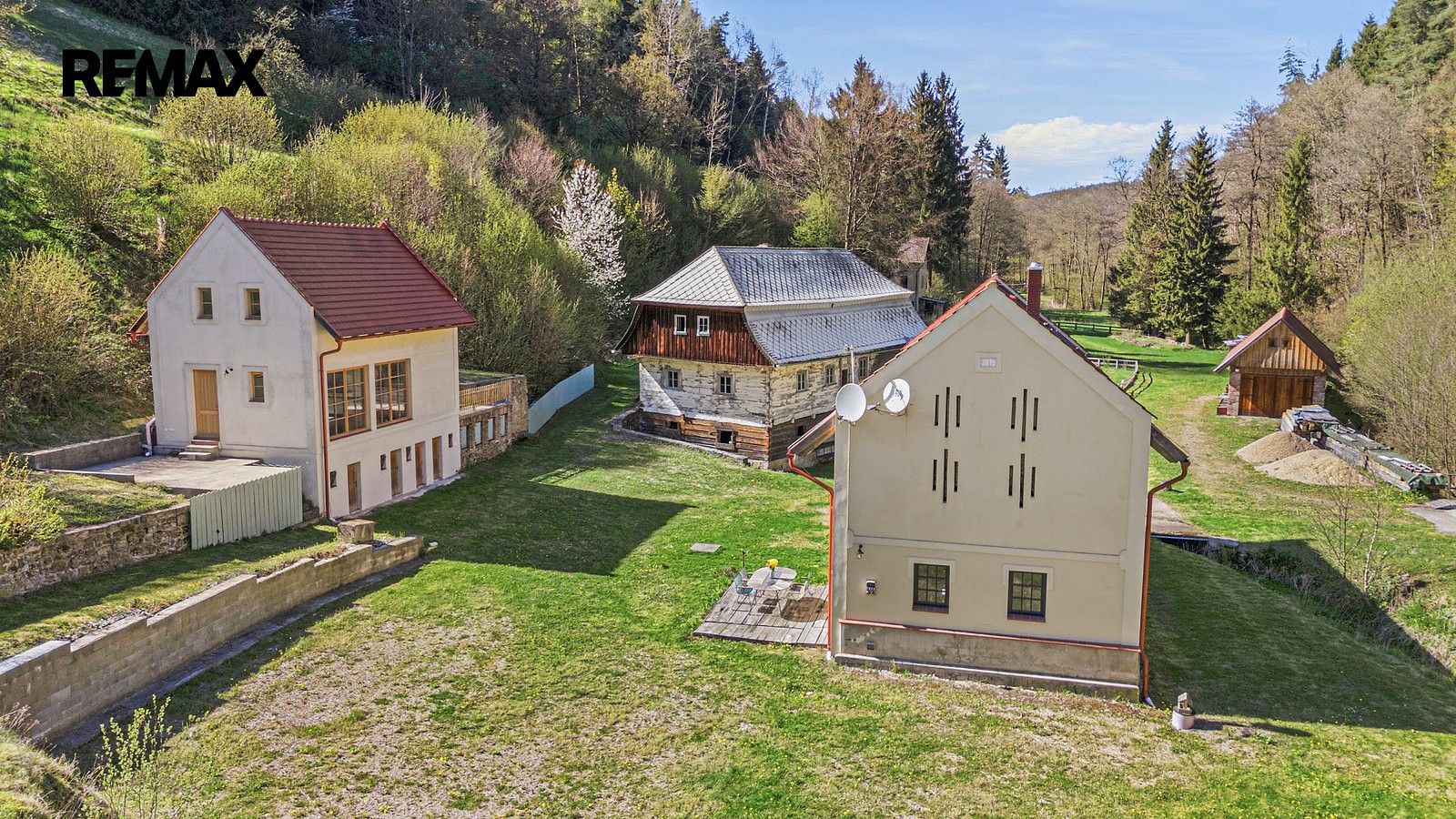 Rodinné domy, Mukařov - Vicmanov, okres Mladá Boleslav, 563 m² - 2