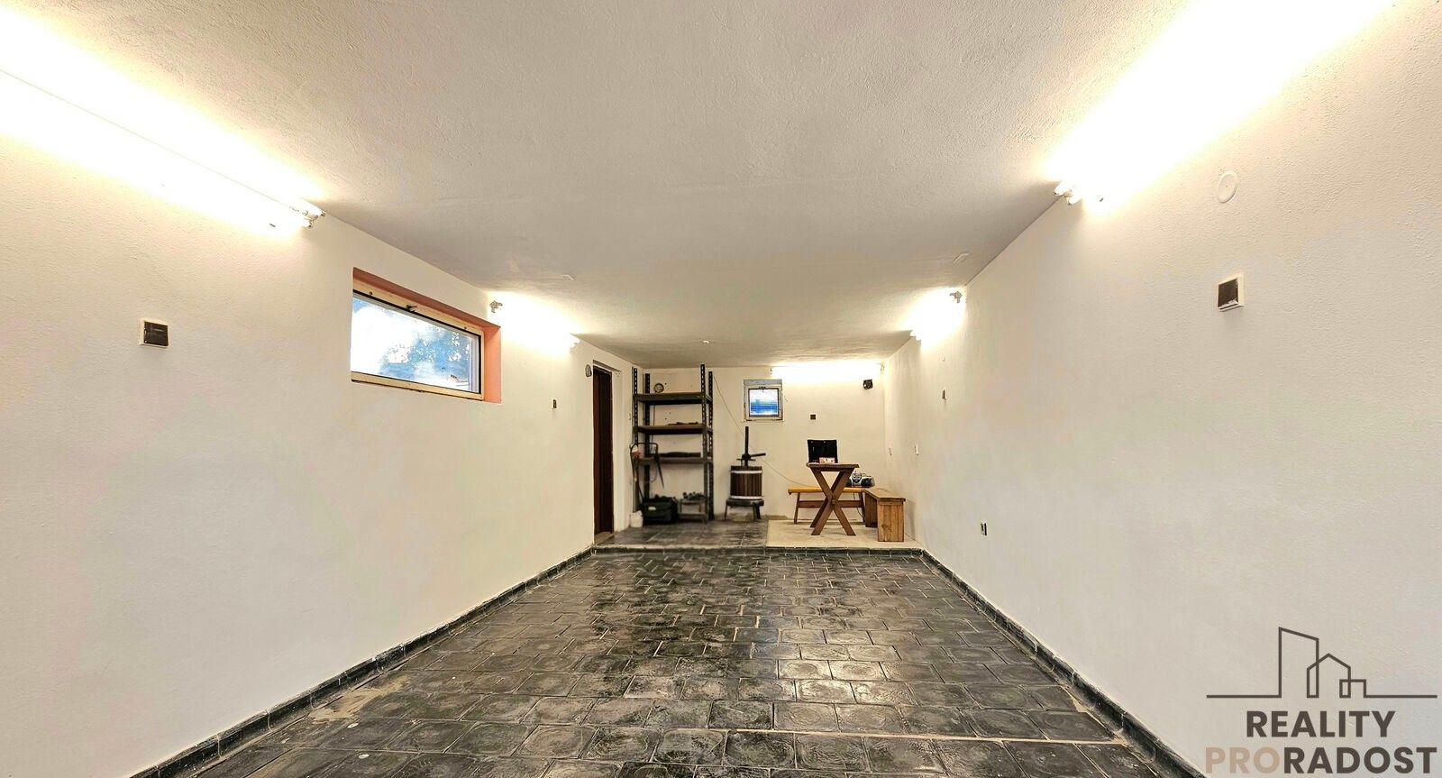 Garáže, Mutěnice, 66 m² - 1